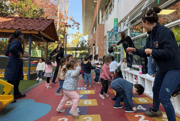 niños jugando en colegio de Las Condes