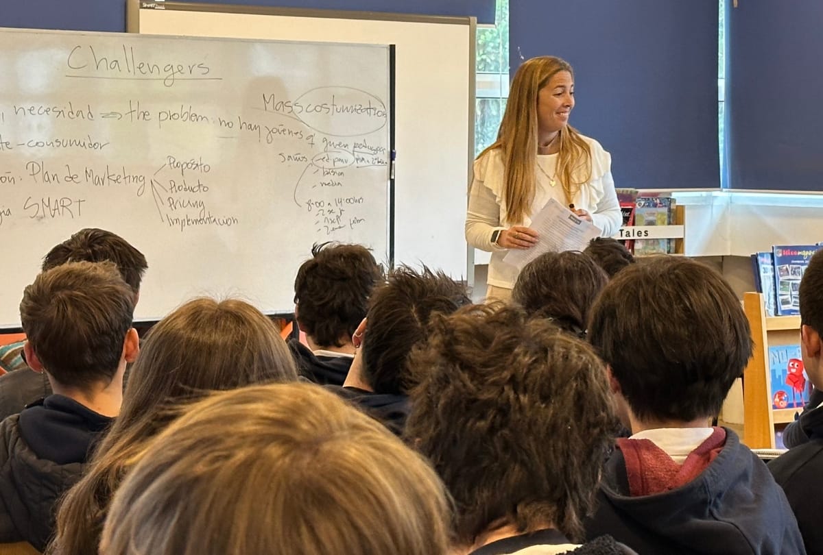 Directora Catalina Rodríguez hace clases a estudiantes en media