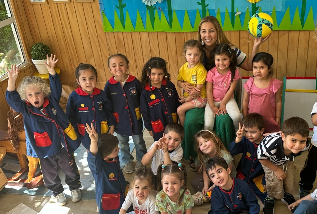 Directora Catalina Rodríguez hace deporte con alumnos de Jardín Infantil