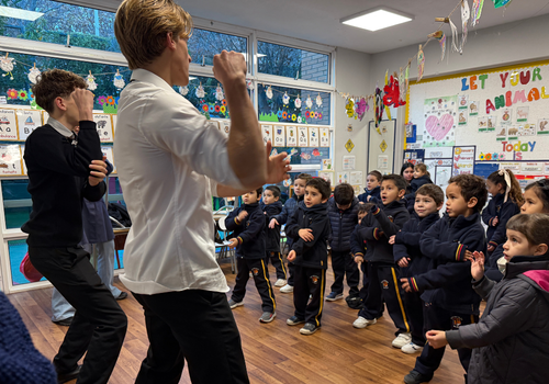 Acompañamiento cercano con inglés