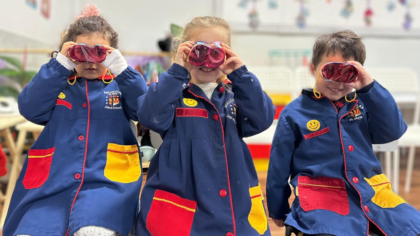 Niños con mascara en sala de clases