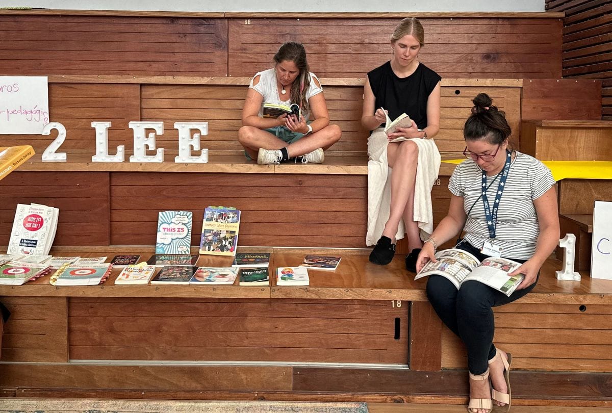 Misses de Middle level leyendo