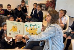 apoderados vienen a leer cuentos