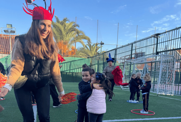 Padres que vienen a hacer actividades al colegio de Las Condes