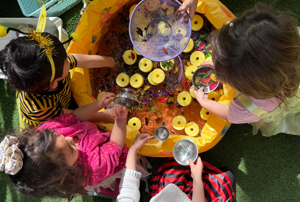 niños explorando y experimentando