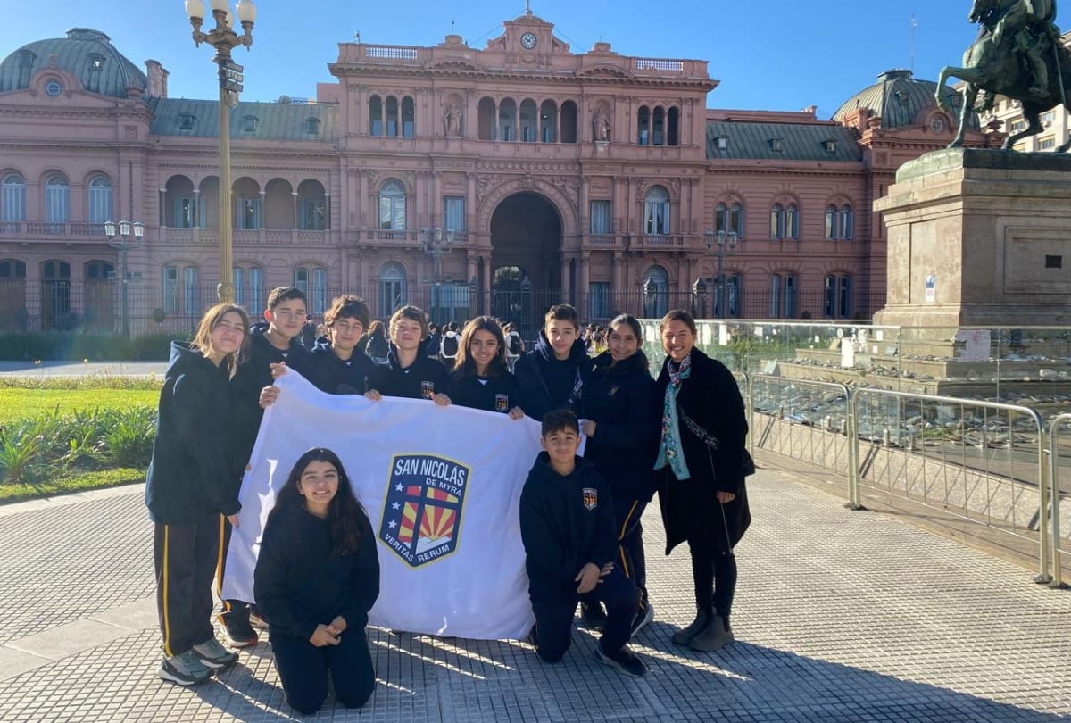 nuestros estudiantes en el city tour por Buenos Aires, visitando la casa rosada.
